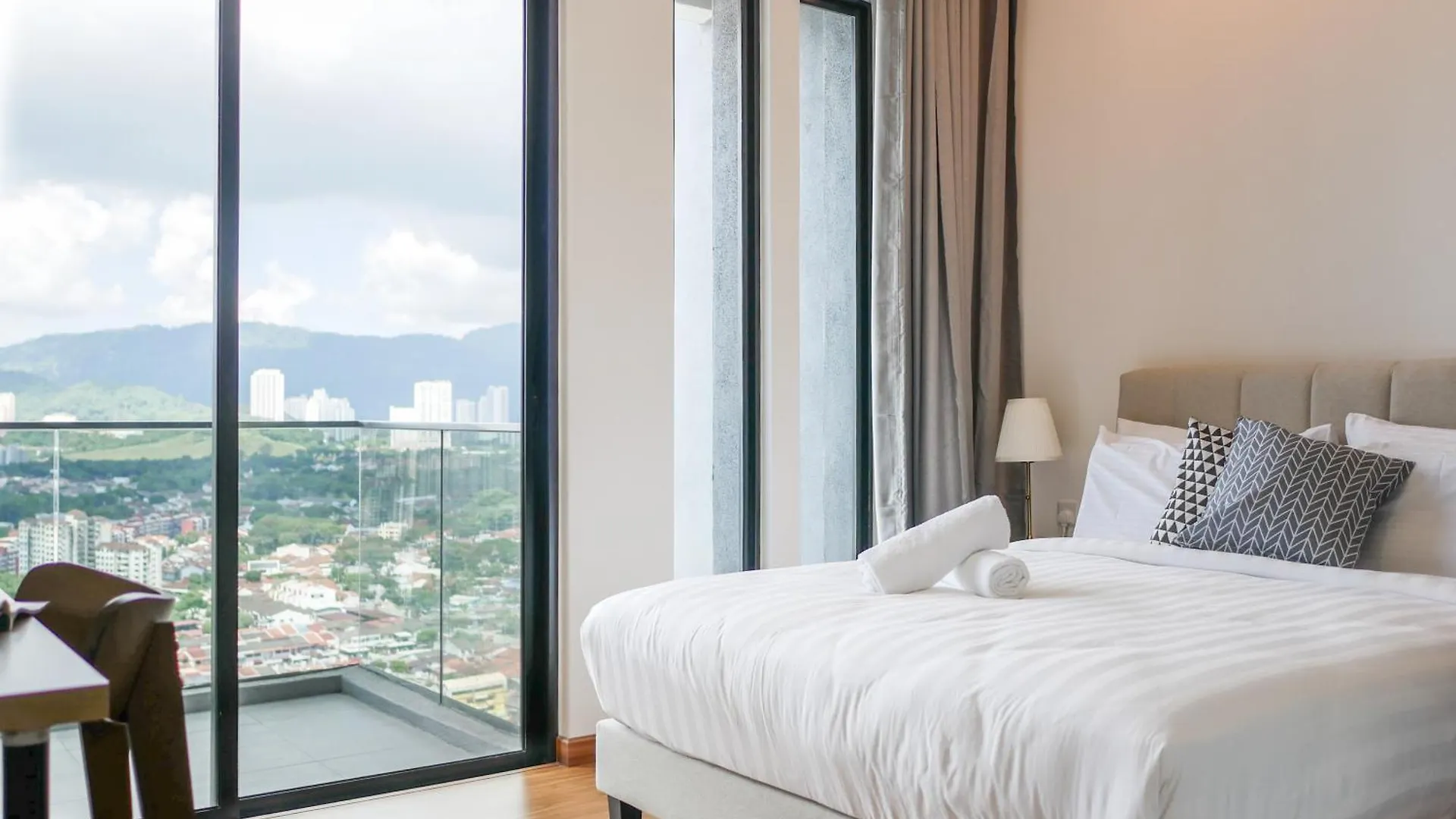 Apartment Beacon Executive Suites By S&F #Infinitypool #Skygym George Town