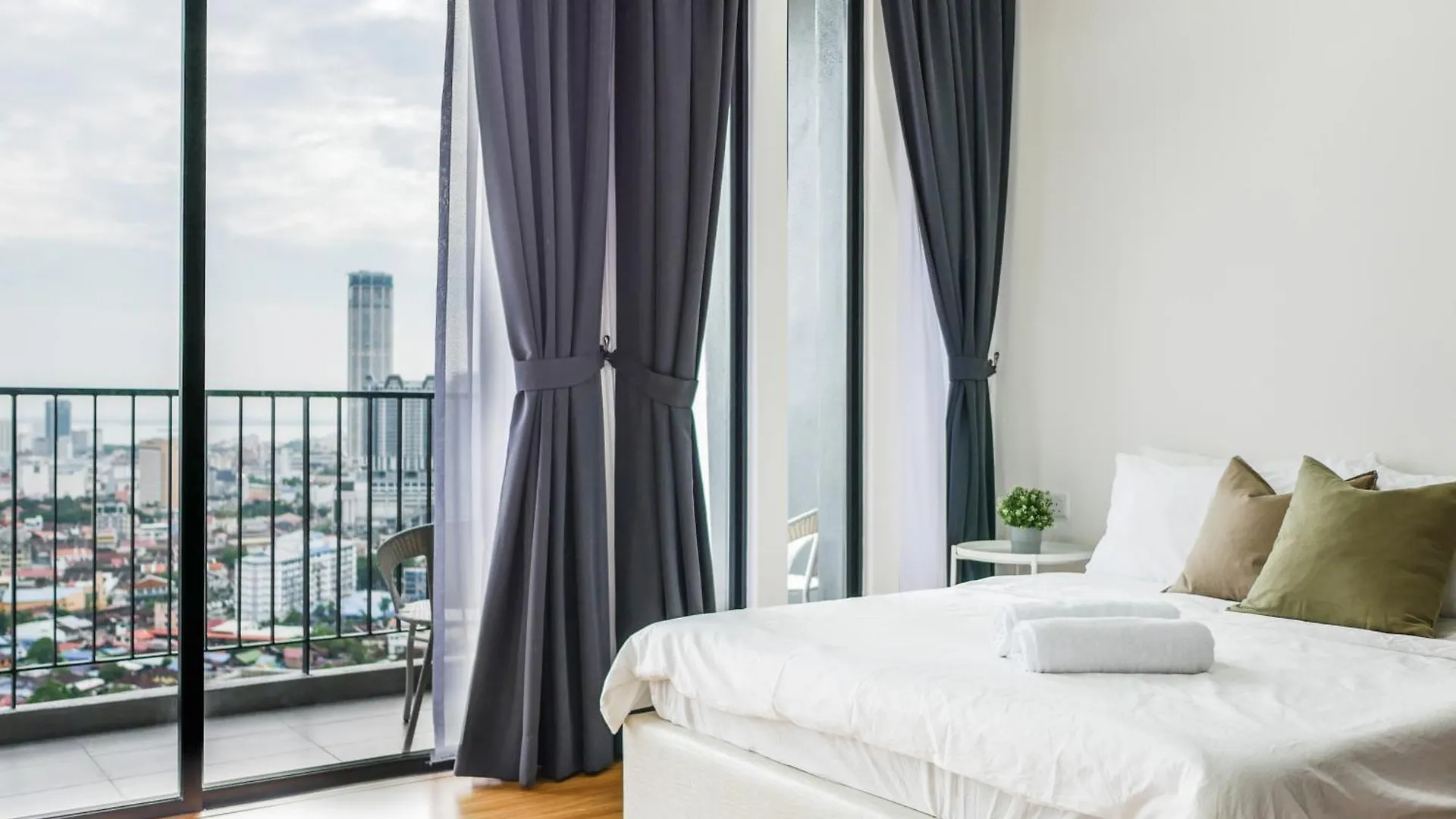 Beacon Executive Suites By S&F #Infinitypool #Skygym George Town Apartment
